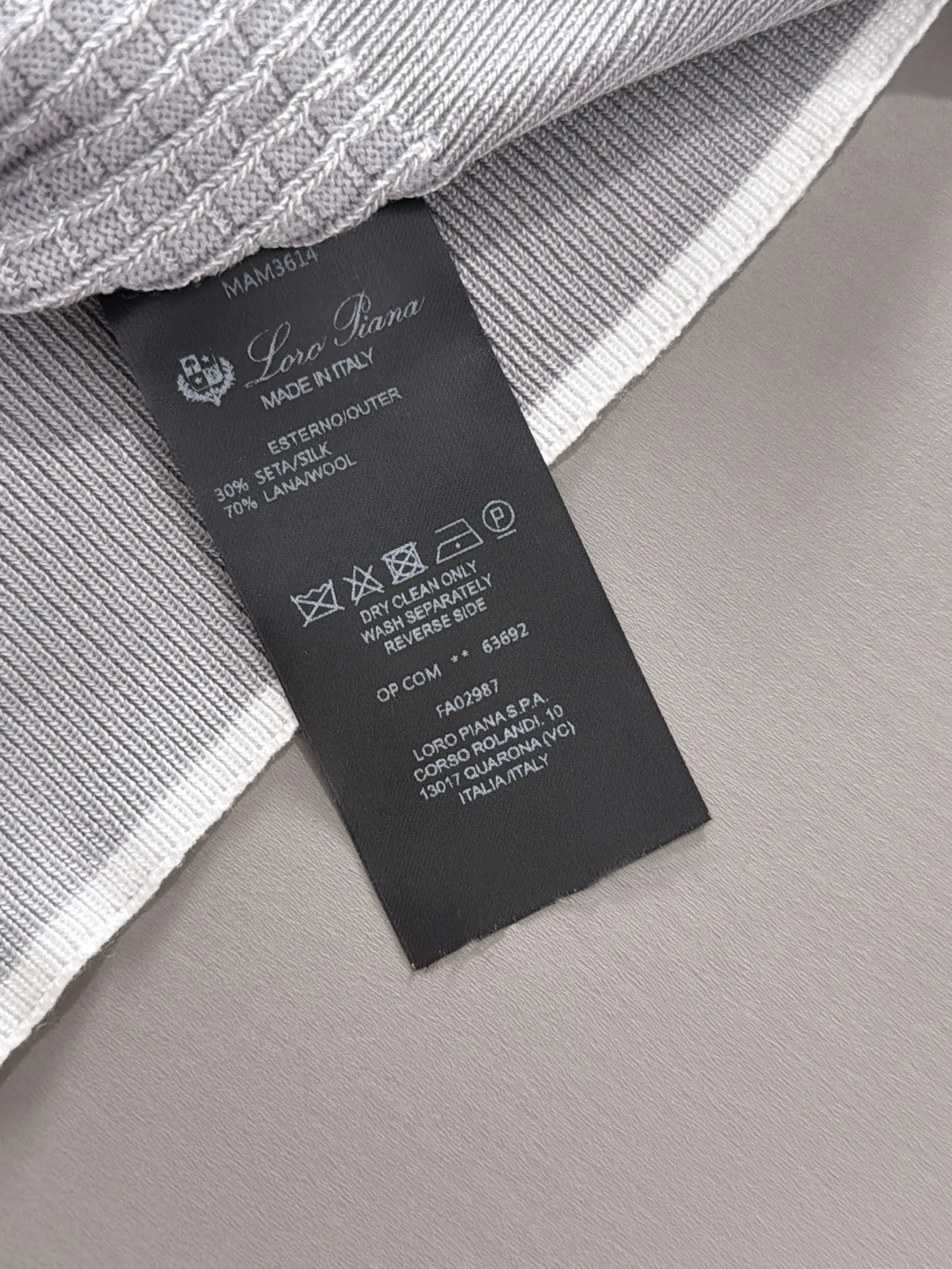 LP high quality Loro Piana 26ss New Arrival men's short-sleeved T-shirt. Made of combed cotton yarn knitted cotton fabric, no pressure when entering and exiting the counter. Exclusive control of raw materials. It feels substantial when weighed, and the upper body is more textured than ordinary T-shirts. This texture can handle the weather easily and is suitable for both hot and cold! Loose fit design, looks noble. The only correct version is available Size: M to 4XL